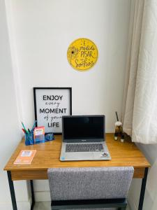 Un escritorio con una computadora portátil encima. en Território Afeto Odara, en Río de Janeiro