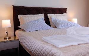 Kamares Luxury Apartments tesisinde bir odada yatak veya yataklar