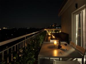 einen Tisch auf dem Balkon in der Nacht mit Aussicht in der Unterkunft Athens View Loft - 06 in Athen