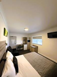 Μια τηλεόραση ή/και κέντρο ψυχαγωγίας στο Childers Oasis Motel +33 φωτογραφίες