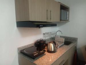 Nhà bếp/bếp nhỏ tại Amani Grand Resort Residences Building C Unit 118