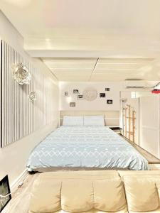 Ένα ή περισσότερα κρεβάτια σε δωμάτιο στο Studio Modern Black and White