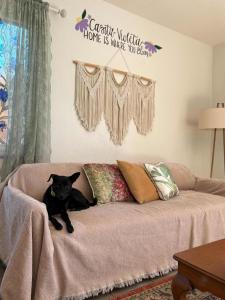 Ένα ή περισσότερα κρεβάτια σε δωμάτιο στο Casita Violeta Pet-Friendly Getaway Near Balboa