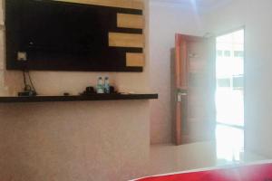 Μια τηλεόραση ή/και κέντρο ψυχαγωγίας στο RedDoorz Syariah at Hotel Muhammadiah Padang Panjang