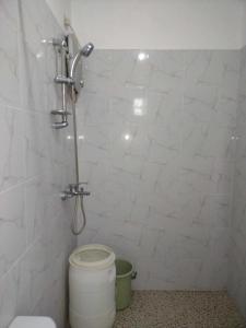 ein Badezimmer mit Toilette und Dusche in der Unterkunft Suki Beach Resort "3-3" Family Aircon Room in Sorsogon