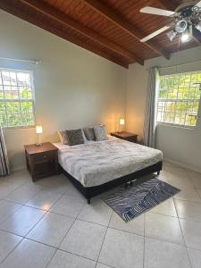 Ένα ή περισσότερα κρεβάτια σε δωμάτιο στο Embassy Villa