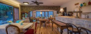 a restaurant with a bar with tables and chairs at Paraíso Casa de Montaña in San Martín de los Andes