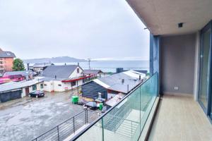 un balcone di un appartamento con vista sulla città di HOM I Depto TOP1 con Estacionamiento en Puerto Varas a Puerto Varas