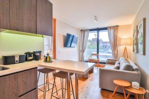 una cucina e un soggiorno con un divano e un tavolo di HOM I Depto TOP1 con Estacionamiento en Puerto Varas a Puerto Varas