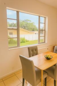 een eettafel met stoelen en een fruitschaal erop bij Fauna Bizcaya in Gold Coast Heliport