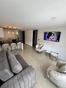 a living room with a couch and chairs and a kitchen at Apartamento vacacional San Gil in San Gil +43 photos