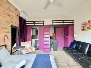 Χώρος καθιστικού στο Balmain Village Retreat AC Parking City 3kms