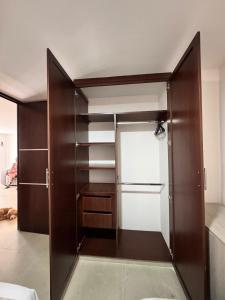 a closet with a wooden door in a room at Apartamento vacacional San Gil in San Gil