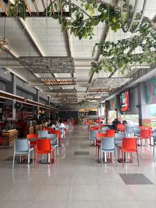 a restaurant with red and white tables and chairs at Apartamento vacacional San Gil in San Gil
