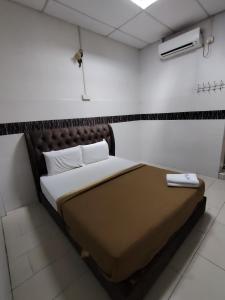 Una cama grande en una habitación con en E657 SERi TERUNTUM, en Kuantan 4 fotos más