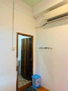 a room with a door and a mirror and a room with a ceiling at Easy Home Koh Rong in Koh Rong