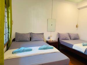 two beds in a small room with at Easy Home Koh Rong in Koh Rong