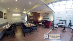 Ruang duduk di Atrium Miraflores Hotel