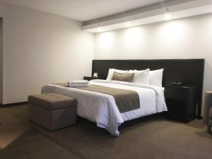 Postel nebo postele na pokoji v ubytování Crystal Tower + 37 fotografií