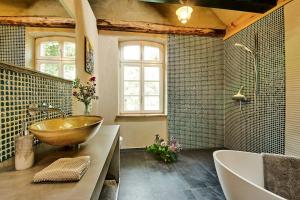 Bilik mandi di Farm House With Garden And Woodland View
