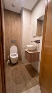 Un baño con un inodoro blanco y un lavabo. en Terrazzino de Fatimides, en Túnez