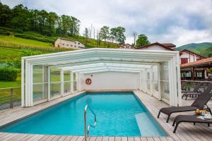 Bazén v ubytování Logis Hôtel Andreinia & Cabanes nebo v jeho okolí