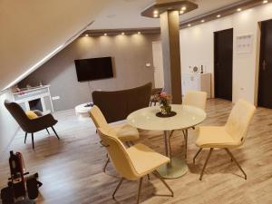 BL App的客房设有桌椅和壁炉。