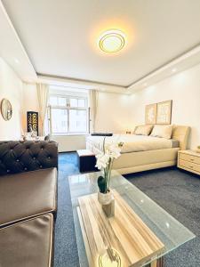 Posezení v ubytování Spacious 7BR shared Apartment ,Prime Location