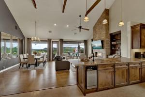 Restoran atau tempat lain untuk makan di Canyon Lakehouse Panoramic Lake Views with Firepit!