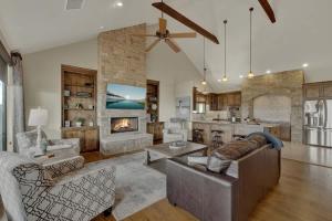 Ruang duduk di Canyon Lakehouse Panoramic Lake Views with Firepit!