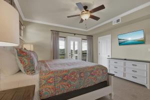 Katil atau katil-katil dalam bilik di Canyon Lakehouse Panoramic Lake Views with Firepit!