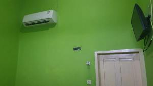 TV/trung tâm giải trí tại Green House Bira