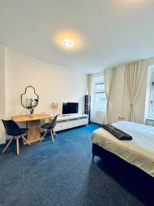 TV a/nebo společenská místnost v ubytování Spacious 7BR shared Apartment ,Prime Location + 99 fotografií