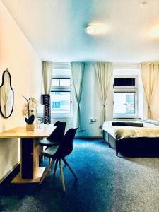 Postel nebo postele na pokoji v ubytování Spacious 7BR shared Apartment ,Prime Location