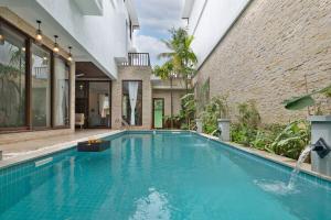una piscina frente a un edificio en Melhor stays villas - L-S10 4BHK villa with private pool, Anjuna, en Anjuna
