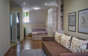 索瓦塔CASA VANDOR的带沙发和床的客厅