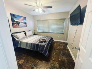 a bedroom with a bed and a ceiling fan at The blue Homestay near Miami Airport in Miami +19 photos