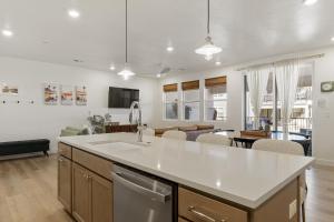 Η κουζίνα ή μικρή κουζίνα στο Palm Paradise #206 condo