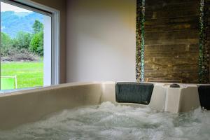 Fotografie z fotogalerie ubytování Logis Hôtel Andreinia & Cabanes v destinaci Esterençuby