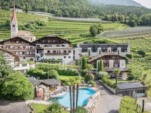 een luchtfoto van een resort met zwembad bij Paloria Apartments & Sport in Lagundo