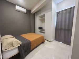 a small bedroom with a bed and a closet at Departamentos frente a Chedraui in Tuxtla Gutiérrez