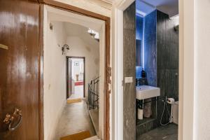 a hallway leading to a bathroom with a sink at Studio d'Art - Centro Storico di Arezzo in Arezzo
