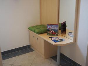 tocador con espejo y otomana verde en Landhaus Sarah, en Dorfgastein