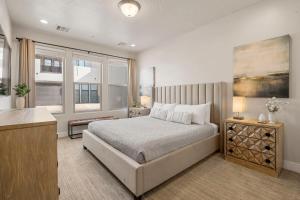 une chambre avec un lit et une grande fenêtre dans l'établissement Relax In Style townhouse, à Harrisburg Junction