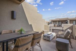 un patio avec une table et des chaises sur un balcon dans l'établissement Relax In Style townhouse, à Harrisburg Junction