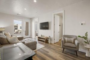 un salon avec un canapé et une télévision dans l'établissement Relax In Style townhouse, à Harrisburg Junction