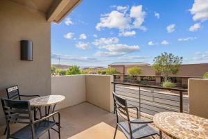 d'un balcon avec deux tables et des chaises offrant une vue. dans l'établissement Relax In Style townhouse, à Harrisburg Junction