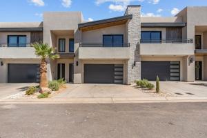 ein Haus mit zwei Garagentüren und einer Palme in der Unterkunft Sundance Den home in Harrisburg Junction