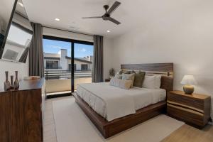 ein Schlafzimmer mit großem Bett und Balkon in der Unterkunft Sundance Den home in Harrisburg Junction + 46 Fotos