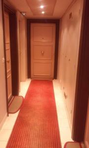 ニースにあるSoazaraの赤い絨毯が敷かれた廊下